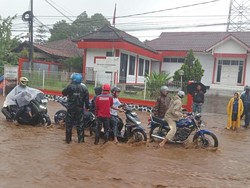Jadi Langganan, Luapan Air dan Lumpur Genangi Akses Sukabumi-Cianjur