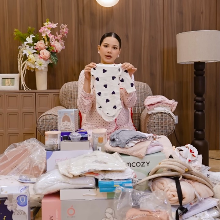 <p>Perlengkapan pertama yang sudah disiapkan Alyssa adalah baju bayi berupa <em>baby body suit</em>. Istri Al Ghazali ini sudah menyiapkan baju untuk anaknya dari sejak lahir hingga berusia 9 bulan. "Jadi sebenarnya belinya dari yang <em>newborn</em> sampai 9 bulan," ungkapnya. Baju-baju bayi ini banyak dibeli oleh ibunda Alyssa. Menariknya, beberapa <em>baby body</em> suit dibeli dengan label nama hari, dari hari Senin hingga Minggu, dalam tulisan bahasa Prancis. (Foto: YouTube The ALs)</p>