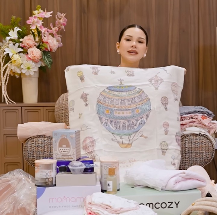 <p>Alyssa juga tak lupa membeli perlengkapan tidur untuk calon anak pertamanya yang berjenis kelamin perempuan, Bunda. Perempuan 28 tahun ini sudah membeli selimut hingga sarung bantal dengan motif <em>carousel</em> untuk bayinya. Sarung bantal ini juga dibeli Alyssa saat berkunjung ke Paris beberapa waktu lalu. (Foto: YouTube The ALs)</p>