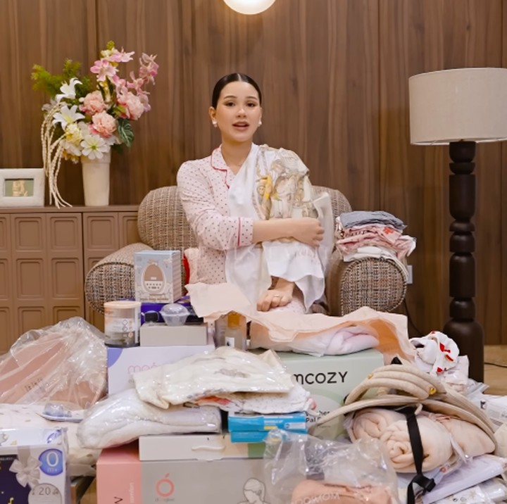 <p>Perlengkapan selanjutnya adalah kain tatakan bermotif elegan yang dibeli Alyssa di Paris, Prancis. Kain ini dapat digunakan sebagai tatakan di bahu ibu untuk tempat sandaran bayi sekaligus melindungi pakaian dari kotoran akibat gumoh bayi setelah menyusui. Kain juga bisa difungsikan sebagai <em>swaddle</em> atau kain bedong. "Ini aku beli di Paris dari brand terkenal, dan ini muslim. Jadi dia tuh iconic pattern-nya," ujar Alyssa. (Foto: YouTube The ALs)</p>