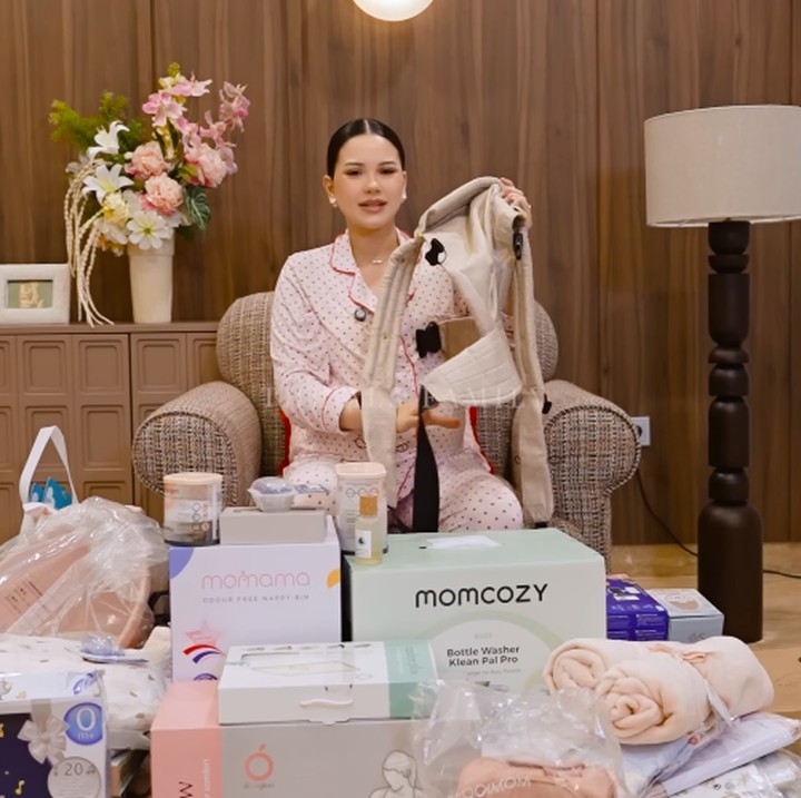 <p>Untuk membantunya merawat bayi, Alyssa membeli gendongan dengan yang dapat digunakan sampai anaknya berusia 9 bulan. "Aku sudah enggak sabar pakai ini. Tapi aku agak takut beratnya sih, karena ini aja sudah berat. Jadi enggak tahu, kita lihat apa aku bakal sering menggunakannya," kata Alyssa. (Foto: YouTube The ALs)</p>