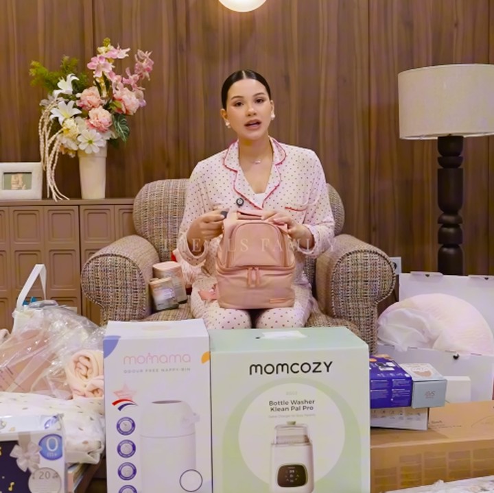 <p>Salah satu perlengkapan bayi yang juga dianggap penting oleh Alyssa adalah perlengkapan menyusui. Selain menyiapkan kain tatakan, Alyssa juga membeli botol bayi yang khusus untuk <em>newborn</em>. Selain itu, Alyssa tak lupa membeli tas<em>&nbsp;cooler box</em> sebagai tempat penyimpanan ASI perah. "Aku berencana untuk menyusui dan <em>pumping</em>, jadi aku butuh ini untuk dibawa kemana-mana," katanya saat menjelaskan <em>cooler box.</em> (Foto: YouTube The ALs)</p>