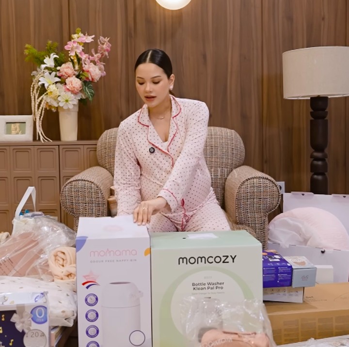 <p>Barang terakhir yang dibeli Alyssa untuk persiapan menjadi ibu adalah tempat sampah popok. Barang ini tak hanya memudahkan untuk membuang sampah, tapi juga menjaga ruangan tetap bersih dan terbebas dari bau tidak sedap. "Ini juga penting. Kalau misalnya buang <em>diaper</em> (popok) yang sudah kotor, dia enggak bau di seluruh ruangan. Jadi dia tipenya yang langsung diplastikin di dalam, otomatis gitu," katanya. (Foto: YouTube The ALs)</p>