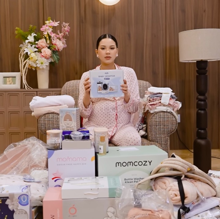 <p>Selain perlengkapan untuk digunakan Si Kecil, Alyssa juga menyiapkan barang penting untuk keamanan anaknya. Alyssa membeli <em>baby monitor</em> untuk memantau kondisi bayinya saat ditinggalkan sendirian. "Ini penting banget buat kita yang panikan dan kita butuh ini buat bayi. Ini ada <em>night vision</em>, <em>microphone</em>, dan peringatan suhu ruangan," ungkap Alyssa. (Foto: YouTube The ALs)</p>