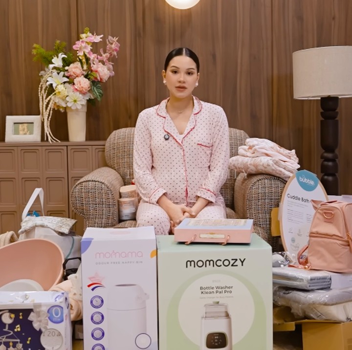 <p>Artis Alyssa Daguise sudah menyiapkan banyak perlengkapan bayi untuk anak pertamanya yang sebentar lagi lahir. Baru-baru ini, Alyssa unboxing perlengkapan bayi yang sudah dibelinya atau berasal dari hadiah. "Hari ini aku mau <em>unboxing</em> barang-barang <em>baby</em> yang aku beli pas di Paris kemarin dan yang aku beli di sini, dan juga hadiah dari semua keluarga dan teman dari <em>baby registry</em>," katanya, dikutip dari YouTube The ALs. (Foto: YouTube The ALs)</p>
