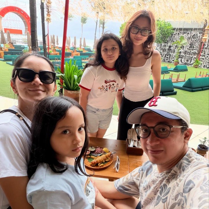 <p>Presenter Bayu Oktara memiliki tiga anak perempuan, Bunda. Mereka adalah Avrielle Anachiara, Alika Kania Anindya, dan Kalia Anika Anindya. Anak pertamanya, Avrielle Anachiara atau akrab disapa Chiara, merupakan anak Bayu dari pernikahannya yang berakhir cerai dengan Yessy Libridha. (Foto: Instagram @bayuoktara)</p>