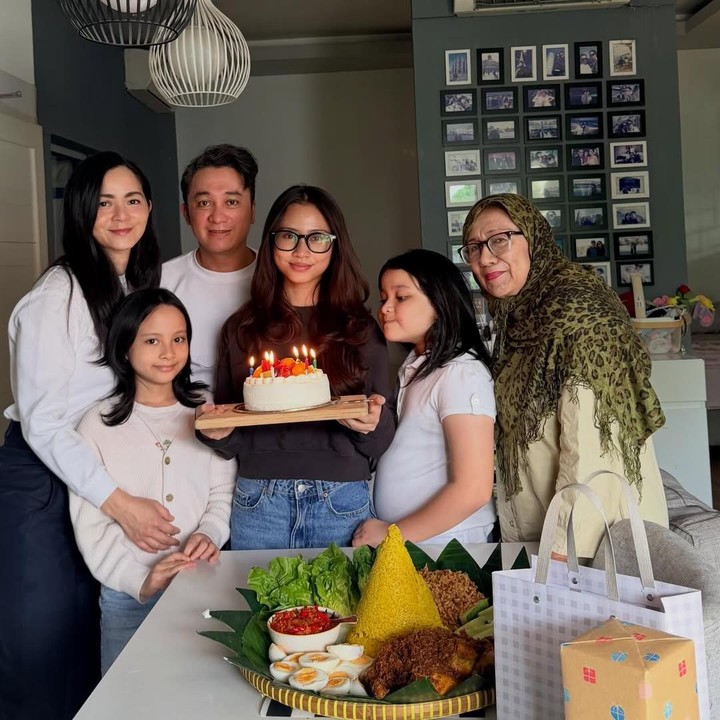 <p>Baru-baru ini, Ciara merayakan ulang tahun ke-19, Bunda. Bayu dan istrinya Elsi Adianti menggelar acara perayaan ulang tahun sederhana di rumah. Selain menyiapkan kue, Bayu dan istri juga memesan nasi tumpeng kuning untuk merayakan ulang tahun Ciara. (Foto: Instagram @bayuoktara)</p>