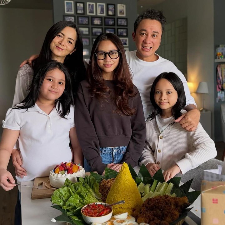 <p>Melalui unggahan di Instagram, Bayu membagikan momen perayaan ulang tahun putrinya. Pria 47 tahun ini juga menuliskan ucapan selamat untuk sang putri Ciara. "<em>Wow, 19th!! Happy birthday, Chiara..</em>," tulisnya. (Foto: Instagram @bayuoktara)</p>