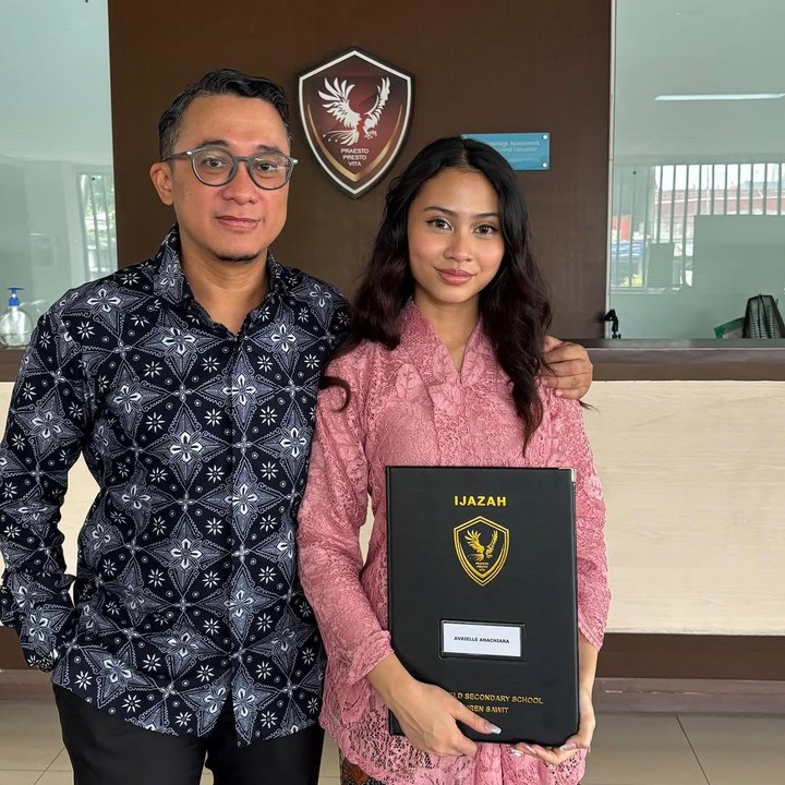 <p>Ciara tumbuh menjadi gadis yang memiliki paras cantik cantik. Meski memiliki ayah yang terjun ke dunia hiburan, Ciara cukup tertutup dengan kehidupan pribadinya. Potretnya lebih sering dibagikan sang ayah di Instagram. Ciara sendiri diketahui telah menyelesaikan studi di Sekolah Menengah Atas (SMA) pada Juni tahun lalu. (Foto: Instagram @bayuoktara)</p>