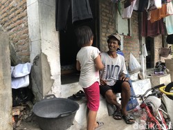 Cerita Azizah, Bocah TK di Jogja Rawat Bapak Sakit hingga Ikut Memulung