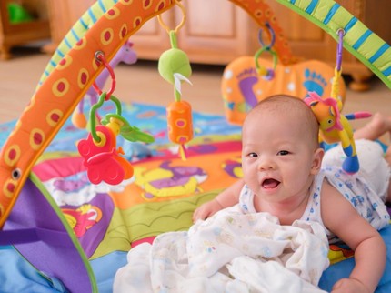 Bayi 5 Bulan Sudah Bisa Apa Saja? Ketahui Perkembangan & Cara Mengatasinya