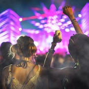 4 Fakta dan Alasan Kenapa Menjadi Fangirl Bisa Membuat Kamu Lebih Bahagia