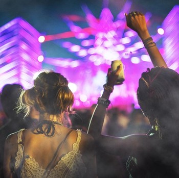 4 Fakta dan Alasan Kenapa Menjadi Fangirl Bisa Membuat Kamu Lebih Bahagia