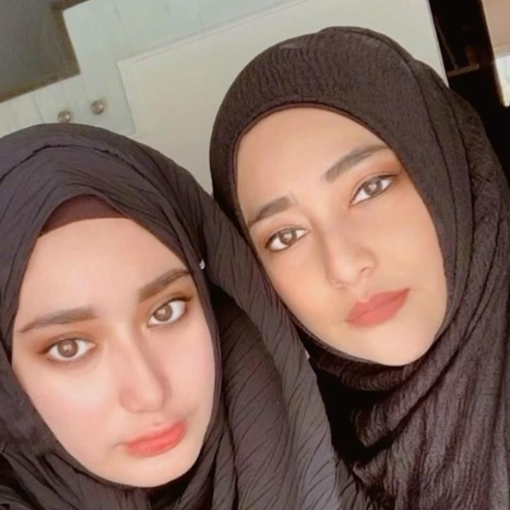 <p>Sebelum pindah ke Kanada, Cindy dan Tengku Firmansyah sempat mengungkap alasan tidak memboyong anak pertamanya pindah dari Indonesia. "Kalau Caca kan sudah ada suaminya, kalau Keanu (anak kedua) belum ada yang nemenin," kata Tengku Firmansyah. Cindy mengaku sedih harus tinggal berjauhan dari sang putri. Apalagi menurutnya, hubungan dengan sang putri sangat dekat dan belum pernah berpisah dengan jarak sejauh ini. "Sedih banget. Aku dekat banget sama Caca, dan kayaknya ini baru pertama kali kita pisah yang sejauh ini," ujar Cindy, dikutip dari <em>YouTube TRANS7 Lifestyle</em>. (Foto: Instagram @cindyfatikasari18/ @tengku_firmansyah)</p>