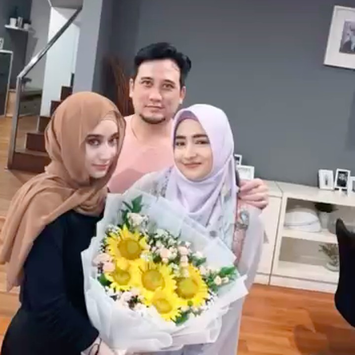 <p>Pasangan Cindy Fatikasari dan Tengku Firmansyah sudah dua tahun menetap di Kanada bersama kedua putra mereka. Baru-baru ini, Cindy dan suami pulang ke Tanah Air untuk menghabiskan waktu bersama anak pertama mereka, Tengku Syaira Anataya atau akrab disapa Caca. (Foto: Instagram @cindyfatikasari18/ @tengku_firmansyah)</p>
