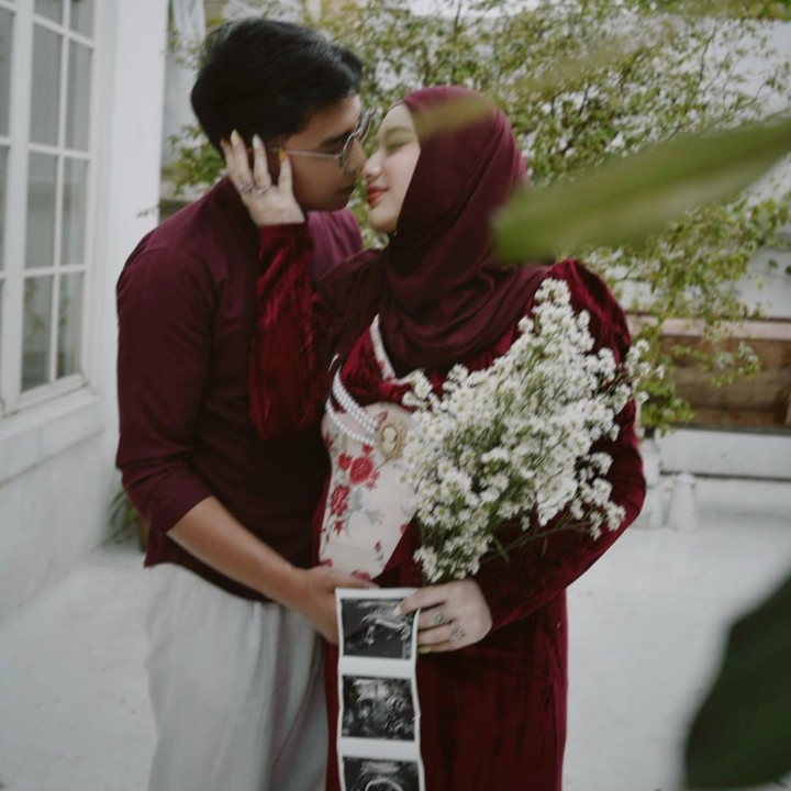 <p>Caca dan suaminya Jodi Andejo Koni resmi menikah pada tahun 2023. Pada awal tahun 2024, Caca mengumumkan kabar kehamilannya ke publik. Sebulan kemudian, Caca dan suami menggelar acara tasyakuran tujuh bulan kehamilan yang dihadiri oleh keluarga dan teman dekat. (Foto: Instagram @cindyfatikasari18/ @tengku_firmansyah)</p>