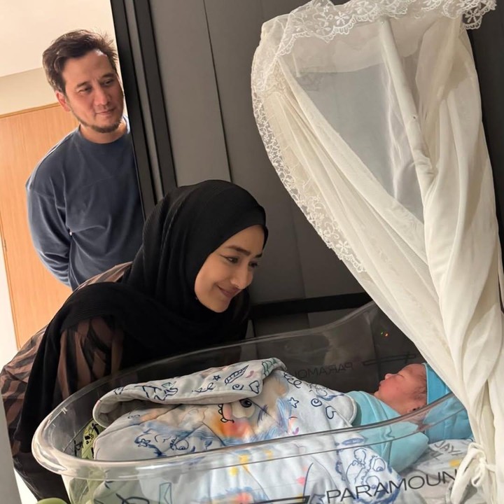 <p>Cindy Fatikasari dan Tengku Firmansyah tak bisa menutupi rasa bahagia saat sang cucu lahir. Pasangan yang telah resmi menjadi nenek dan kakek ini meluapkan rasa bahagia dengan mem-<em>posting</em> foto bersama sang cucu di Instagram. "<em>Baby J, our sparks and universe. MasyaAllah Tabarakallah. First Grandson</em>," tulis keduanya dalam unggahan ini. (Foto: Instagram @cindyfatikasari18/ @tengku_firmansyah)</p>