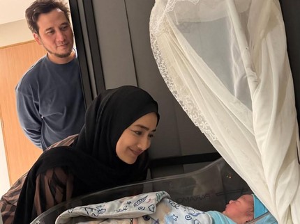 Momen Cindy Fatikasari & Tengku Firmansyah Pulang ke Jakarta, Resmi Jadi Nenek-Kakek