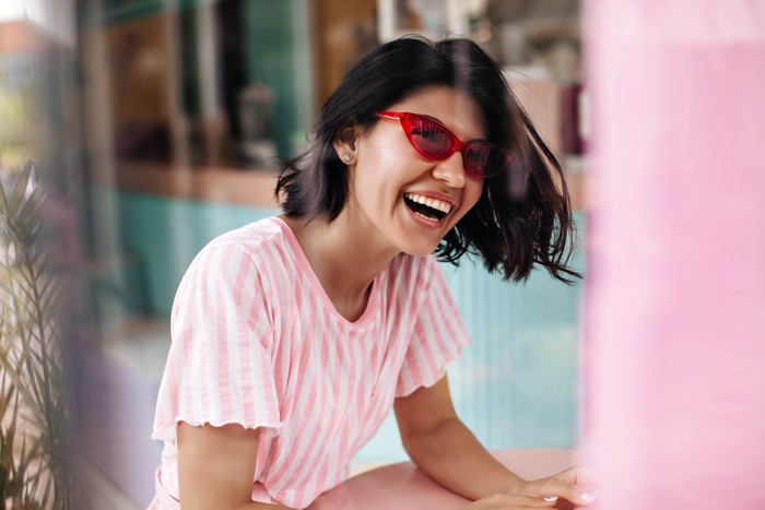tanda orang pura-pura bahagia juga bisa terlihat dari sikap mereka yang suka ceria berlebihan. Mereka memaksakan dirinya tetap optimis dan ceria, bahkan dalam situasi sulit sekalipun.