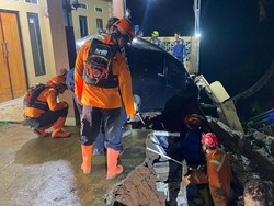 Garasi Rumah Warga di Bogor Longsor Akibat Hujan Deras, Mobil Tertimbun
