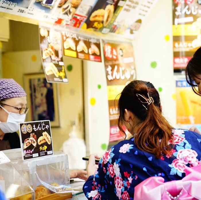 Ilustrasi booth di festival anime