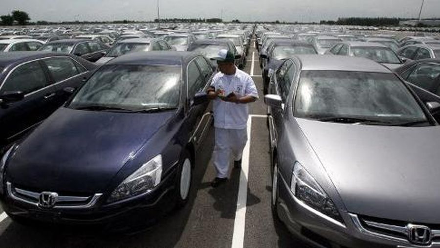 An employee of Honda Automobile Thailand examines a batch of car ready for export at a factory in Ayuthaya, some 90 kilometers north of Bangkok, 14 July 2006.  The Automotive Industry Club said the high price of oil was forcing banks to tighten requi
