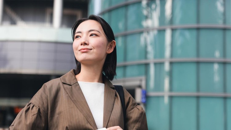 Asian Business Woman looking away camera In Outdoors&comma;  Young woman on her morning commute&period;&NewLine;Woman heading to work happily with a cheerful expression on her face&period;