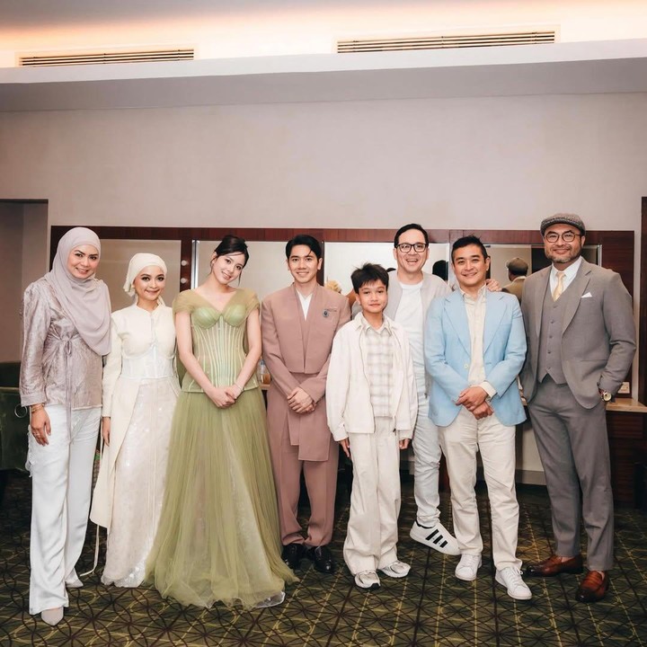 <p>Fadli baru-baru ini tampil kompak bersama keluarga saat&nbsp;menghadiri premier film terbaru Zee berjudul <em>Ku Pilih Jalur Langit.</em> Momen itu dibagikan langsung oleh sang istri, Nur Ayu Chesty Maharani, melalui beberapa foto yang diunggah di akun Instagram. (Foto: Instagram @raninyafadli)</p>