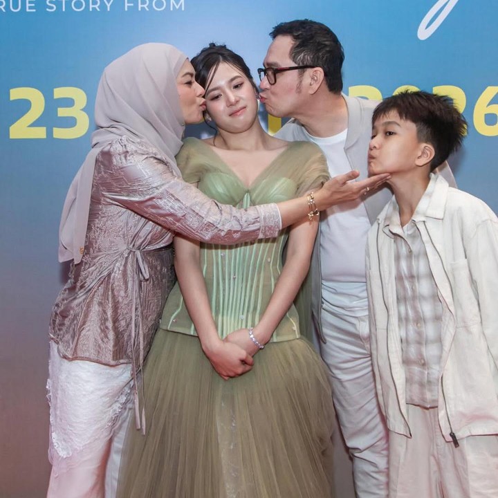 <p>Dalam unggahan tersebut, keluarga&nbsp;artis yang satu ini&nbsp;juga memperlihatkan keharmonisan mereka. Pada salah satu foto, Zee yang tampil menawan dalam balutan <em>dress</em> hijau dipeluk hangat oleh kedua orang tuanya, Bunda. (Foto: Instagram @raninyafadli)</p>