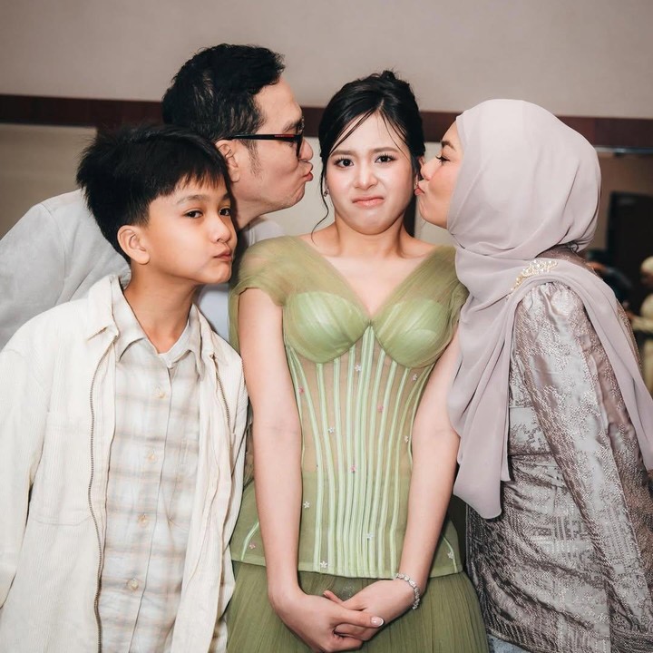 <p>Ibunda Zee ini pun turut menyampaikan apresiasi melalui ucapan selamat sekaligus ulasan singkat tentang film putrinya. &ldquo;Selamat, sayang @<em>zeeasadel</em>, untuk film @<em>kupilihjalurlangitmovie</em>. Drama dengan sentuhan gemas seperti ini jadi favorit mama, meski belum tentu papa sependapat,&rdquo; tulisnya, dikutip dari Instagram @<em>raninyafadli</em>, Jumat (17/4/2026). (Foto: Instagram @raninyafadli)</p>