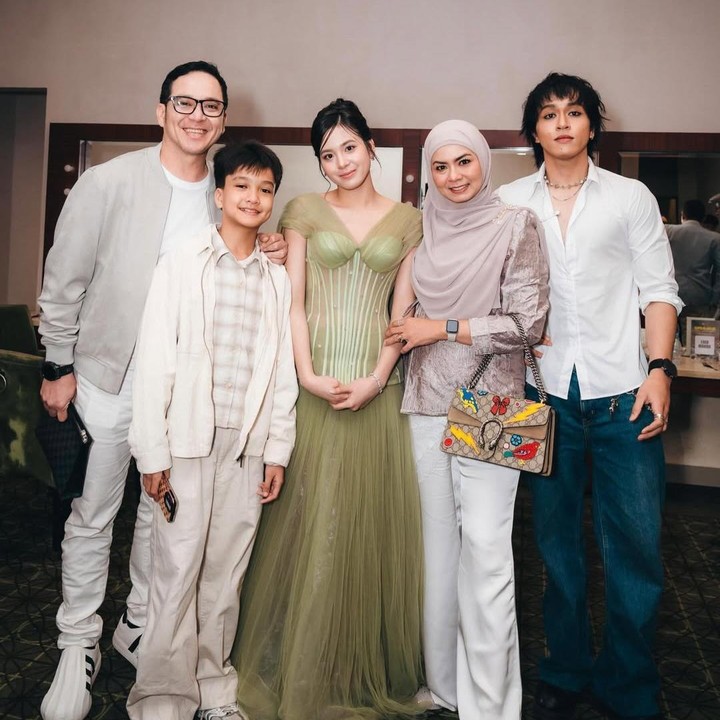 <p>Tentu saja <em>postingan</em> itu juga dibanjiri komentar warganet yang memberikan ucapan selamat untuk Zee. &ldquo;Sukses ya Zee sayang&hellip;filmnya baguss banget. Kalian keluarga kece <em>@superfadli @raninyafadli,</em>&rdquo; tulis akun <em>@brother**. &ldquo;Congrats</em> kakak Zee sukses terus&hellip;filmnya bagus-bagus banget, ditunggu film-film berikutnya,&rdquo; tulis akun <em>@a.gefiranr_am****.&nbsp;</em>(Foto: Instagram @raninyafadli)</p>