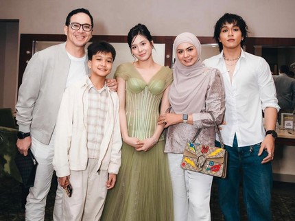 Terpopuler: Potret Keluarga Fadli Dukung Zee Eks JKT48