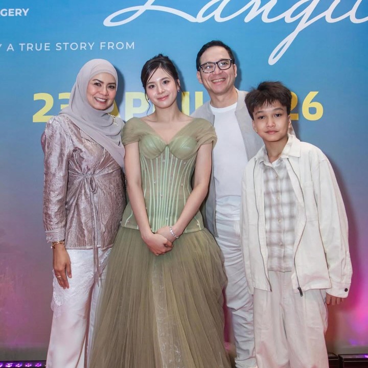 <p>Azizi Asadel atau yang dikenal sebagai Zee mantan member JKT48, kembali menambah karya melalui peran terbaru di film layar lebar. Sang ayah, Akhmad Fadli, pun hadir memberikan dukungan penuh. (Foto: Instagram @raninyafadli)</p>