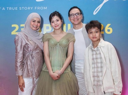 Kehangatan Keluarga Fadli Dukung Sang Putri Zee Eks JKT48 di Premier Film Terbaru