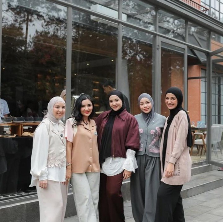 <p>Selebriti Tanah Air yang tergabung dalam Geng Cendol, baru-baru ini kembali membagikan momen kebersamaan mereka, Bunda. Dalam kesempatan tersebut, mereka terlihat berkunjung ke vila milik Zaskia Sungkar yang estetik di Bogor, Jawa Barat. (Foto: Instagram @zaskiasungkar15)</p>