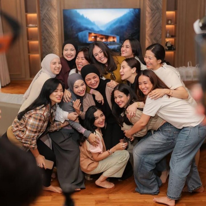 <p>Momen bahagia tersebut dibagikan langsung melalui unggahan di akun Instagram Zaskia. Dalam foto yang dibagikan, terlihat kebersamaan para anggota Geng Cendol seperti Ririn Ekawati, Tya Ariestya, Nagita Slavina, Ashanty, Shireen Sungkar, Titi Kamal, hingga Aurel Hermansyah. "<em>My</em> gemazzss. Sayang cendolku," ungkap Zaskia. (Foto: Instagram @zaskiasungkar15)</p>