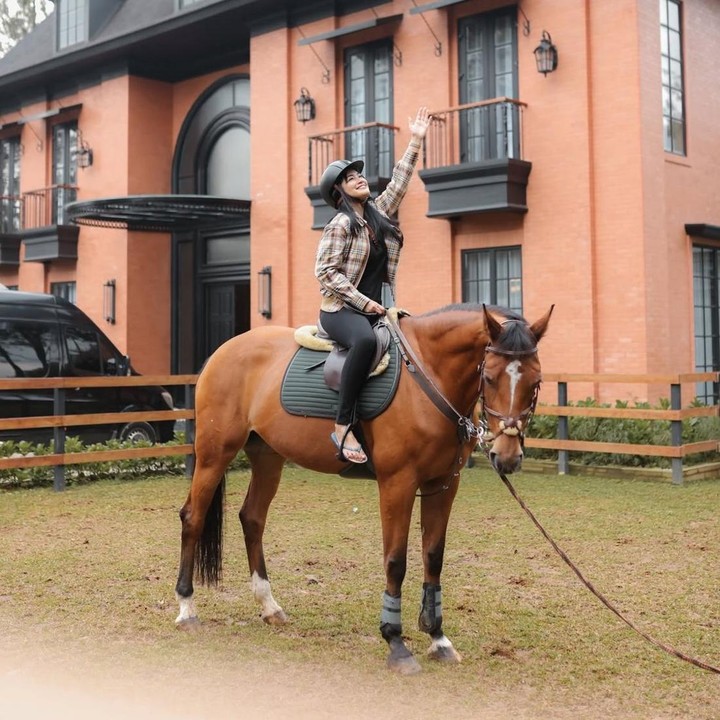 <p>Keseruan mereka pun belum berhenti sampai di situ. Pada foto ini, Titi Kamal terlihat mencoba berkuda di area sekitar vila Zaskia dengan raut wajah yang bahagia. Ia juga tampak berpose manis sambil menunggangi kuda. (Foto: Instagram @zaskiasungkar15)</p>