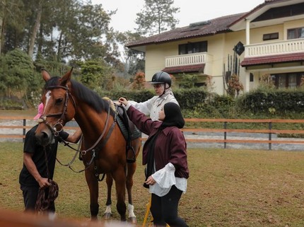 Keseruan Geng Cendol Kunjungi Vila Zaskia Sungkar yang Estetik, pada Asyik Berkuda