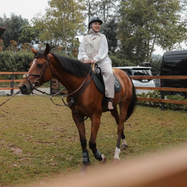 <p>Setelah semua persiapan selesai, Tya pun tampak menaiki kuda dengan wajahnya yang begitu bahagia, Bunda. Hunian mewah milik Zaskia Sungkar ini memang diketahui memiliki berbagai jenis kuda yang dipelihara dengan baik. (Foto: Instagram @zaskiasungkar15)</p>