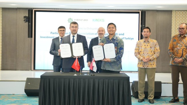 Penandatanganan dilakukan oleh Sutan Emir Hidayat Direktur Infrastruktur Ekosistem Syariah KNEKS dan Tarik Akin Head of Finance Department dari KNEKS Turki.