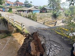 Diterjang Arus Citarum, Jembatan Radug Bandung Nyaris Ambruk