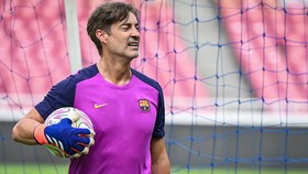 Kiper Barcelona Legends Terpukau Atmosfer Gelora Bung Karno