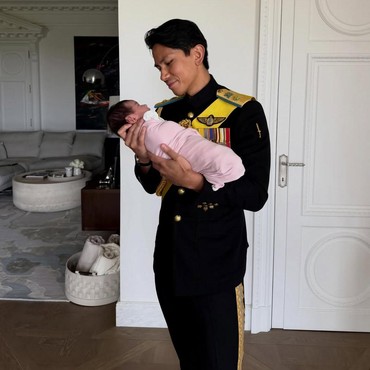 Disebut Ayah Idaman, 7 Gaya Pangeran Abdul Mateen Momong Baby Zahra Mariam Bolkiah