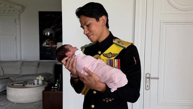Disebut Ayah Idaman, 7 Gaya Pangeran Abdul Mateen Momong Baby Zahra Mariam Bolkiah