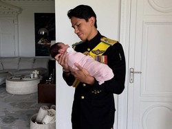 Disebut Ayah Idaman, 7 Gaya Pangeran Abdul Mateen Momong Baby Zahra Mariam Bolkiah
