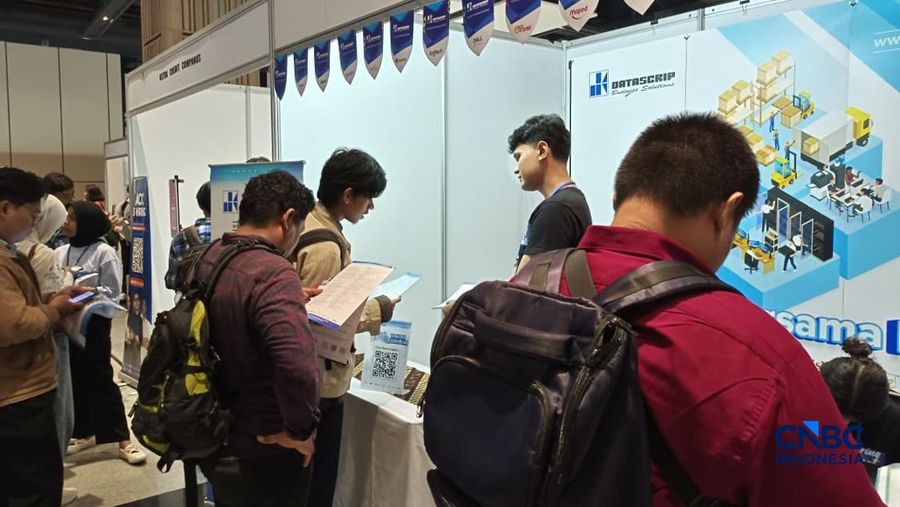 Para pencari kerja alias Jobseeker mencari info lowongan pekerja dalam aktivitas Mega Career Expo 2026 di Gedung SMESCO, Jakarta, Jumat (17/4/2026). (CNBC Indonesia/Faisal Rahman)