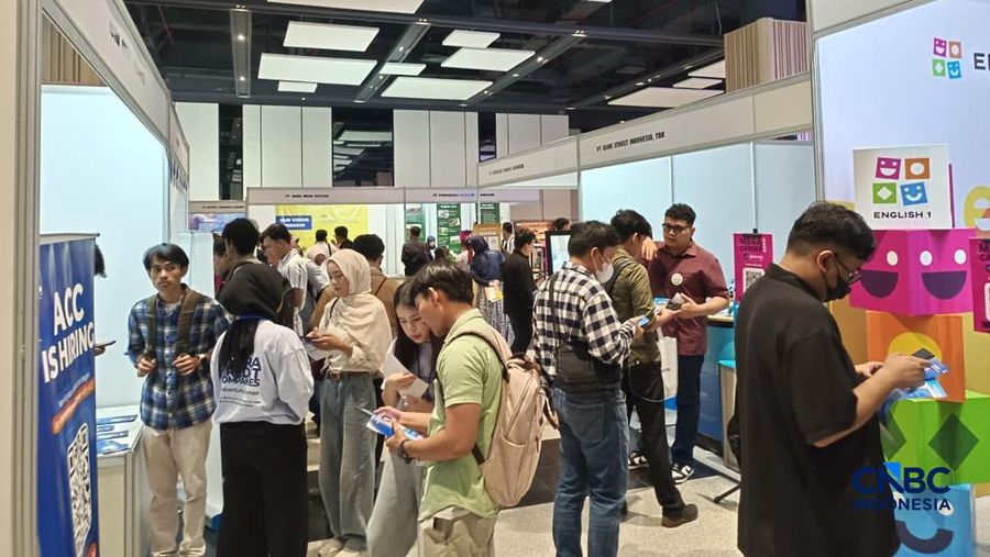 Para pencari kerja alias Jobseeker mencari info lowongan pekerja dalam aktivitas Mega Career Expo 2026 di Gedung SMESCO, Jakarta, Jumat (17/4/2026). (CNBC Indonesia/Faisal Rahman)