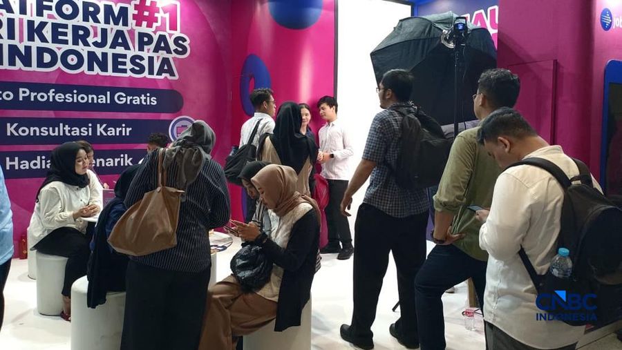 Para pencari kerja alias Jobseeker mencari info lowongan pekerja dalam aktivitas Mega Career Expo 2026 di Gedung SMESCO, Jakarta, Jumat (17/4/2026). (CNBC Indonesia/Faisal Rahman)
