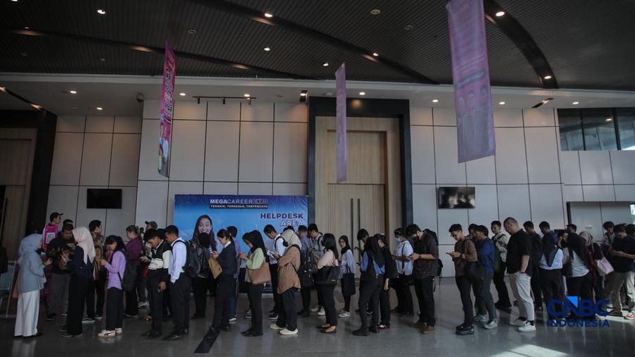 Para pencari kerja alias Jobseeker mencari info lowongan pekerja dalam aktivitas Mega Career Expo 2026 di Gedung SMESCO, Jakarta, Jumat (17/4/2026). (CNBC Indonesia/Faisal Rahman)