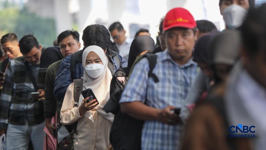 Para pencari kerja alias Jobseeker mencari info lowongan pekerja dalam aktivitas Mega Career Expo 2026 di Gedung SMESCO, Jakarta, Jumat (17/4/2026). (CNBC Indonesia/Faisal Rahman)